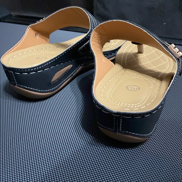 Black heeled flip flops - refer to measurements for size - Picture 5 of 9